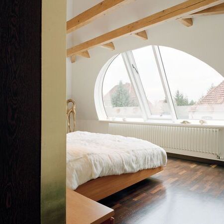 Ein großes modernes neues Fenster in einem Schlafzimmer
